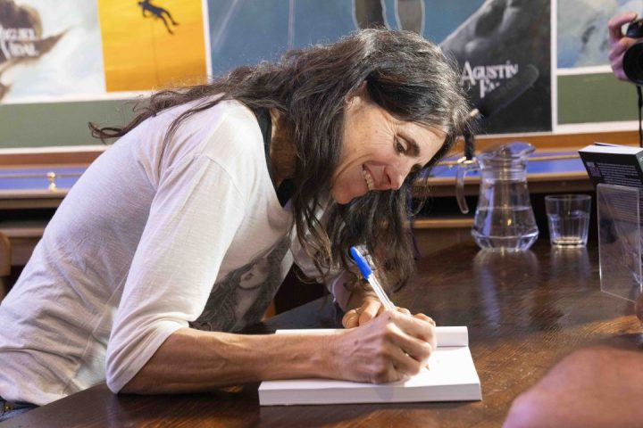 Sílvia Vidal en la librería Desnivel